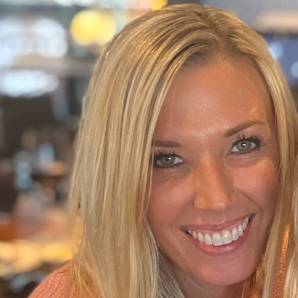 Meet your Posher, Angie - Picture 1 of 1